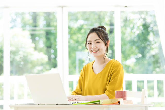 勉強している女性